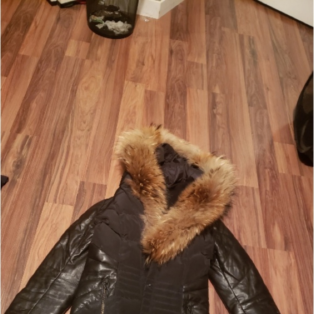 Danier Winter Leather Coat Size 4-6
Black Fitted Leather coat.